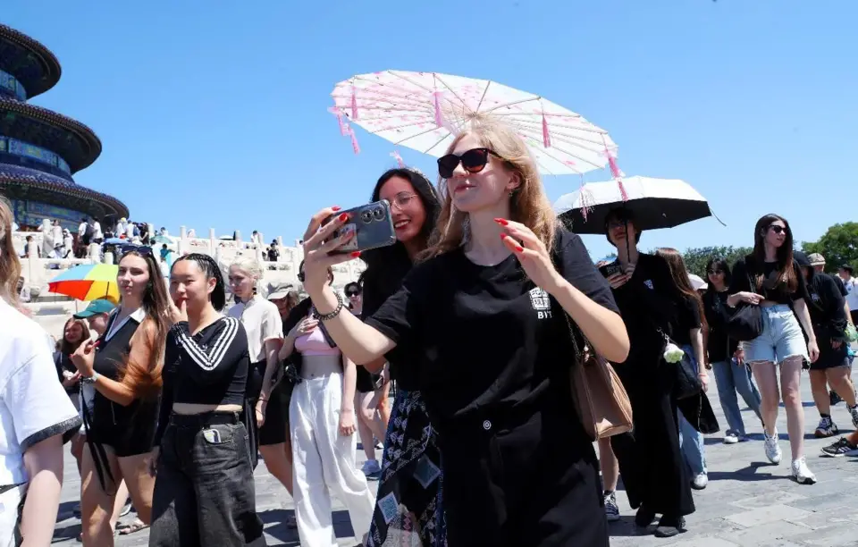 Foreign tourists visit the Temple of Heaven in Beijing, July 18, 2024. (Photo by Zhang Xiuke/People's Daily Online)