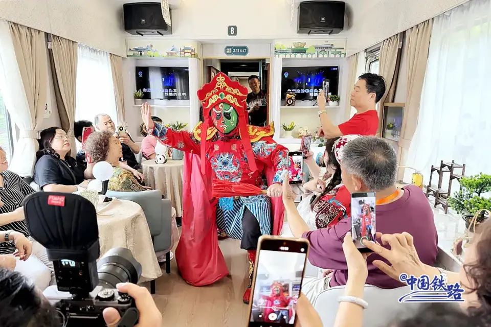 A face-changing performance of Sichuan Opera is staged on a "panda train." (Photo from the WeChat official account of China Railway)