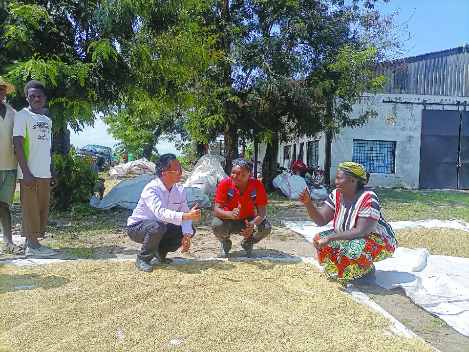 A Chinese expert aiding Burundi shares the joy of harvest of hybrid rice with local villagers. (Photo by Wu Peiyang)