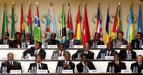 Sassou N'Guesso et les autres hôtes à l'ouverture du Forum (Photo Salia.org)