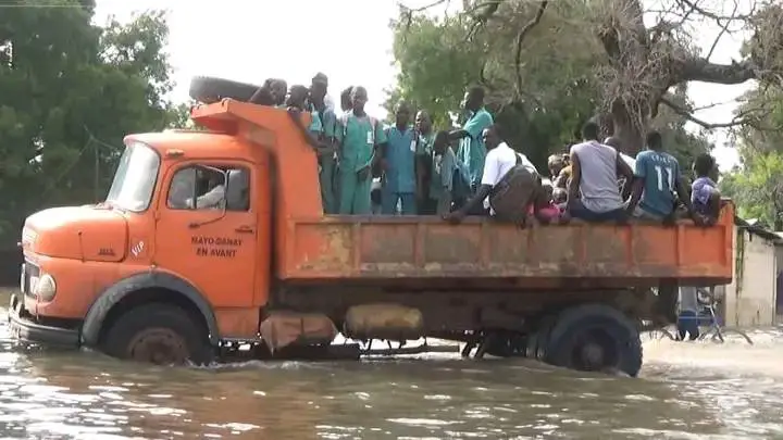 Cameroun - Mayo Danay : La rentrée scolaire sous les eaux, élèves et enseignants contraints à l'embarquement