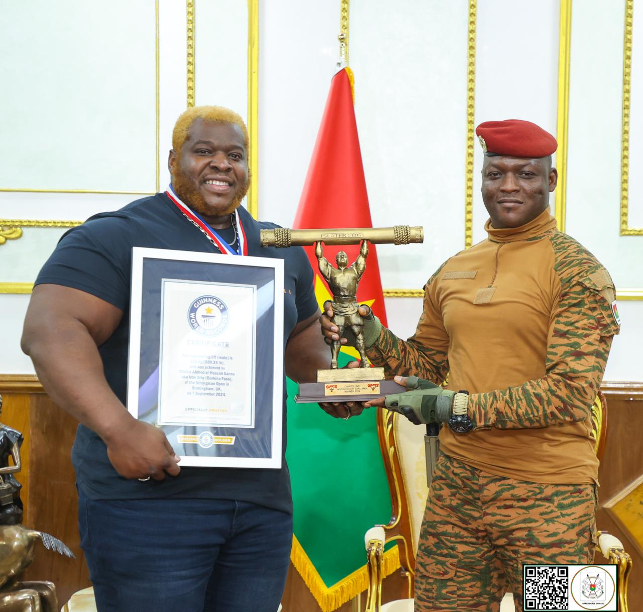 Burkina : le champion du monde de log lift présente son trophée au président Ibrahim Traore