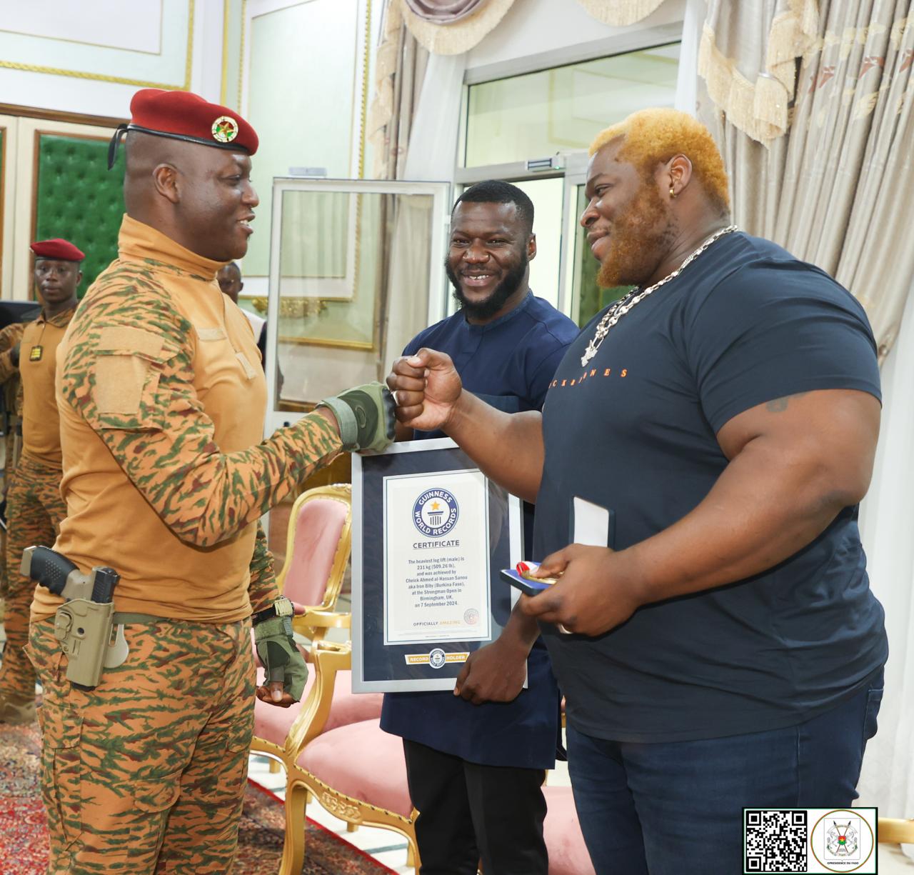 Burkina : le champion du monde de log lift présente son trophée au président Ibrahim Traore