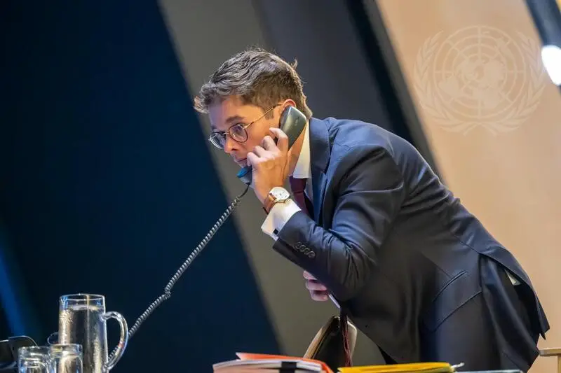 Un membre du personnel de l'ONU au travail dans la salle de l'Assemblée générale lors de l'ouverture du Sommet de l’Avenir. Photo : UN.org