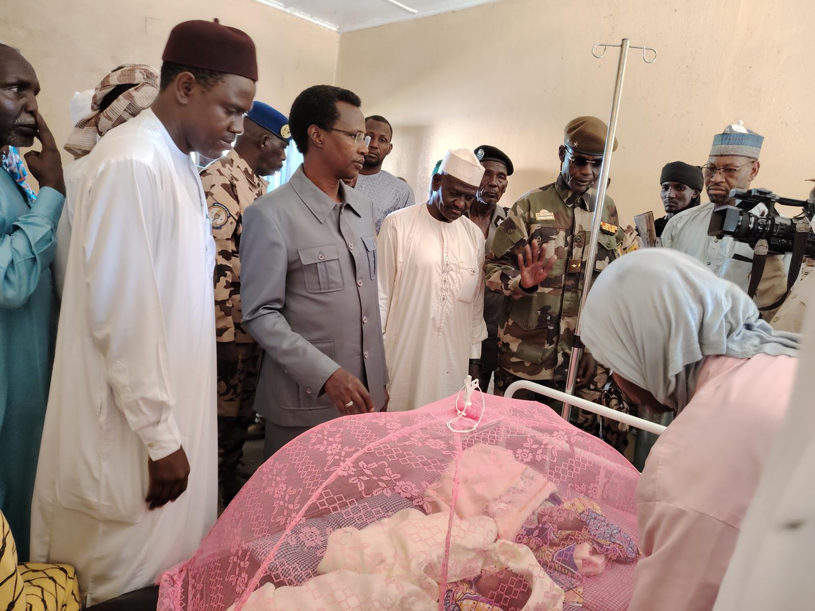 Tchad : la maman des triplés de l’hôpital de Mao reçoit la visite du gouverneur du Kanem