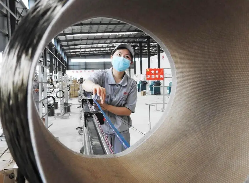 An employee works in a workshop of a basalt fiber technology company in southwest China's Sichuan province. (Photo by Deng Liangkui/People's Daily Online)