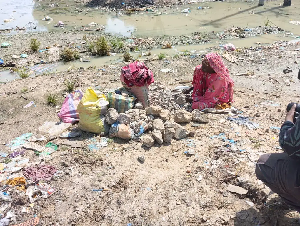 Tchad : les femmes âgées cassent du béton armé pour survivre