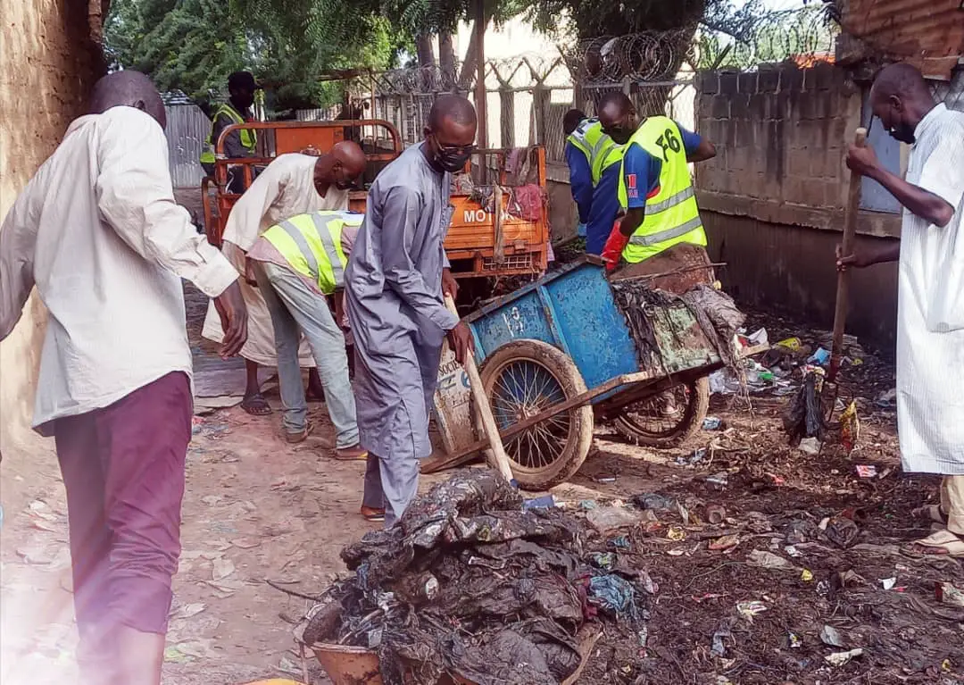 Tchad : 'F6' et 'Let's do it' nettoient les alentours de l'hôpital de la paix de Farcha