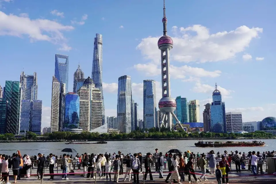 Photo taken on Oct. 3, 2024 shows crowds of tourists at the Bund, Shanghai. (Photo by Ma Weiqin/People's Daily Online)