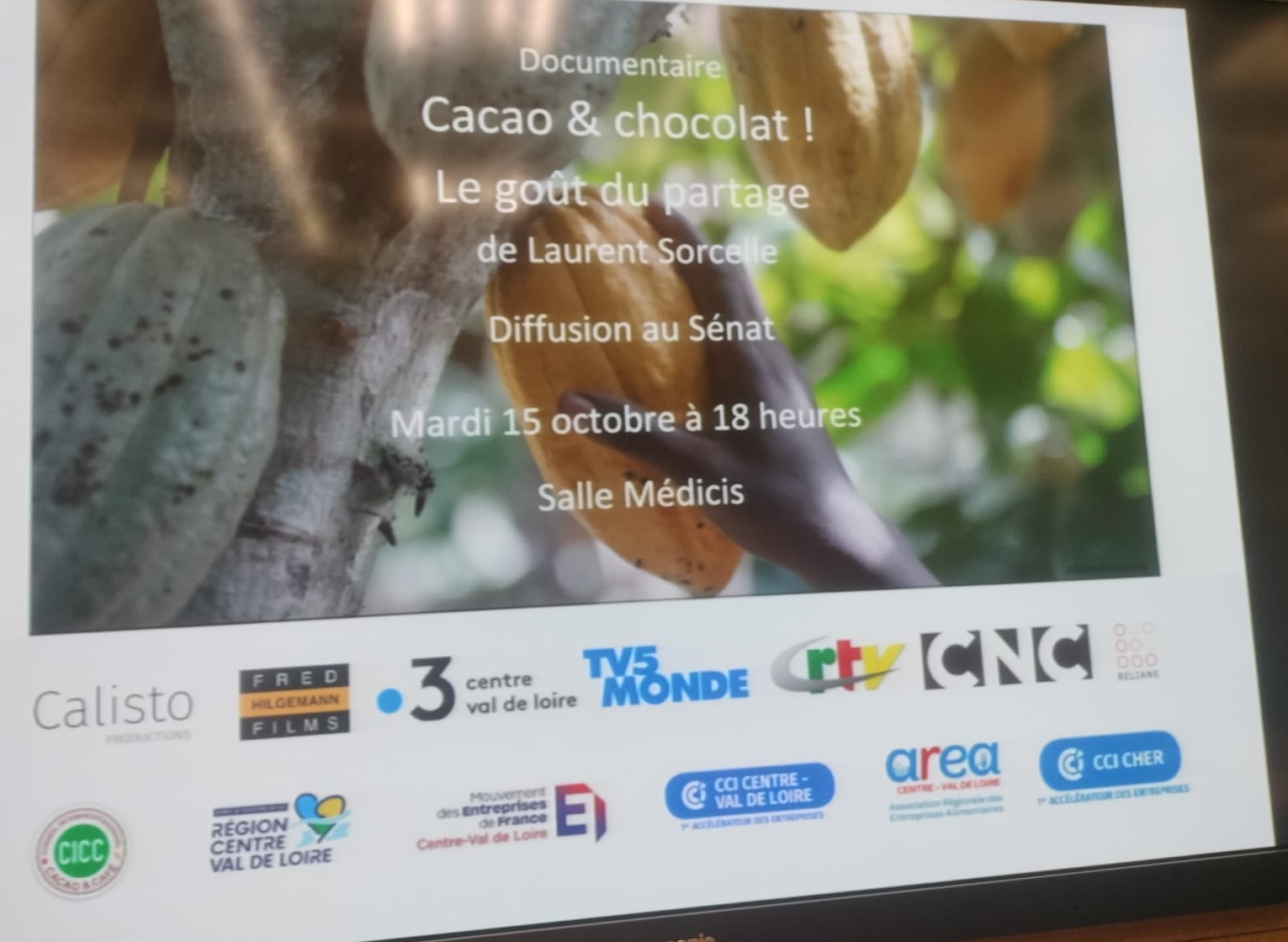 France : l’ambassadeur du Cameroun présente le cacao d’excellence de son pays au Sénat français