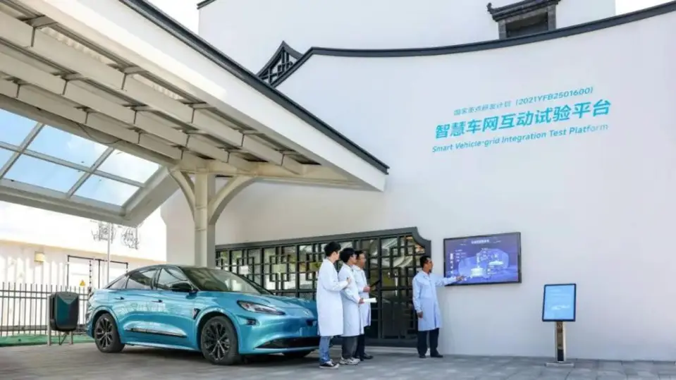 Staff members of the electric power research institute of State Grid Jiangsu Electric Power Co., Ltd. explore wireless charging and discharging technology for electric vehicles. (Photos from China Electric Power News)