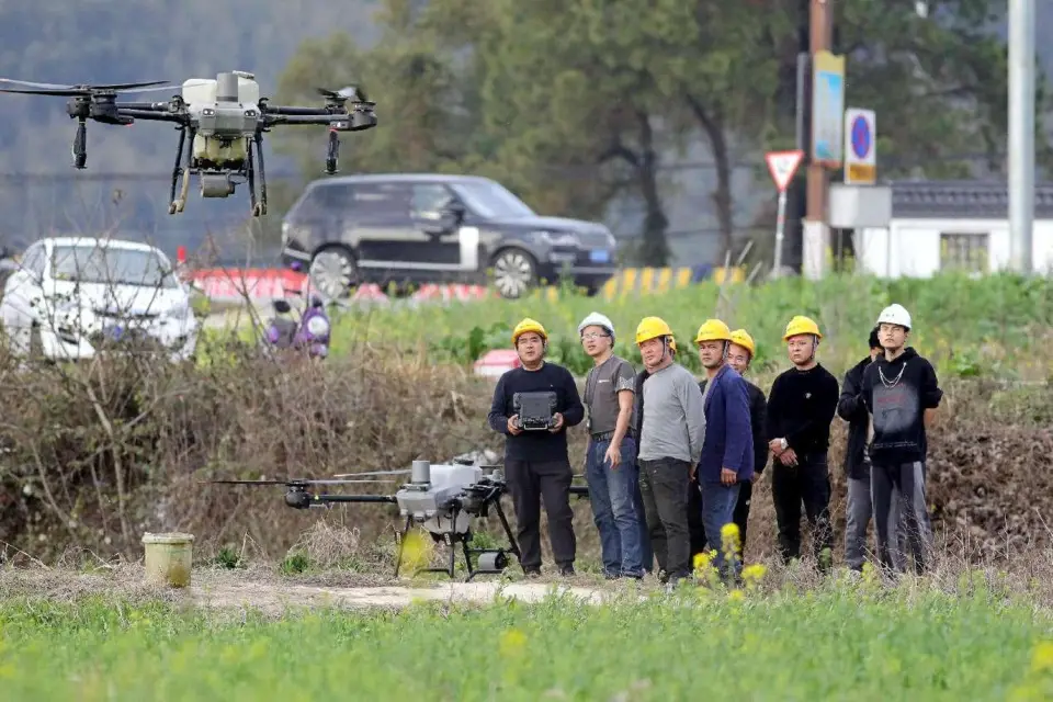 Farmers join a drone training session in Aoqiao village, Xinchang township, Yichun, east China's Jiangxi province. (Photo by He Jianlai/People's Daily Online)