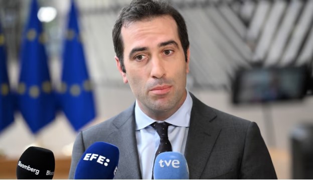 Le ministre espagnol des Finances Carlos Cuerpo assiste à la réunion des ministres des Finances de l'Eurogroupe à Bruxelles, Belgique, le 13 mai 2024. Photo : Dursun Aydemir / ANADOLU / Anadolu via AFP)