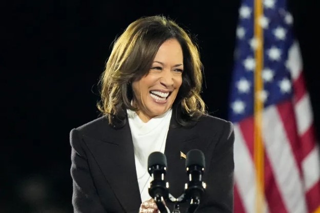 La vice-présidente Kamala Harris salue ses partisans à Washington, DC, le 29 octobre Photo : Stephanie Scarbrough/AP