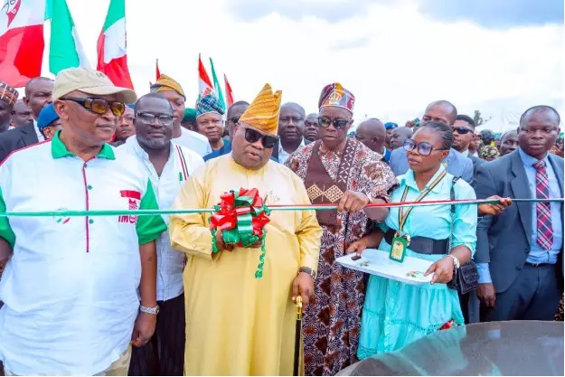 Adeleke met en service des projets électriques et des installations TIC dans les communautés d'Osun. Photo : gardien.ng