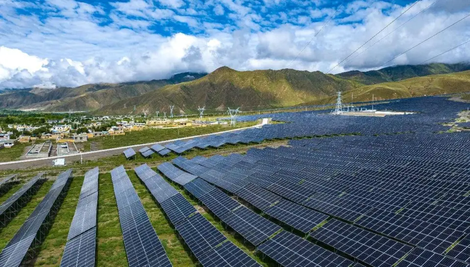 Photo shows a solar farm in Qonggyai county, Lhoka, southwest China's Xizang autonomous region. (Photo by Yang Dong/People's Daily Online)