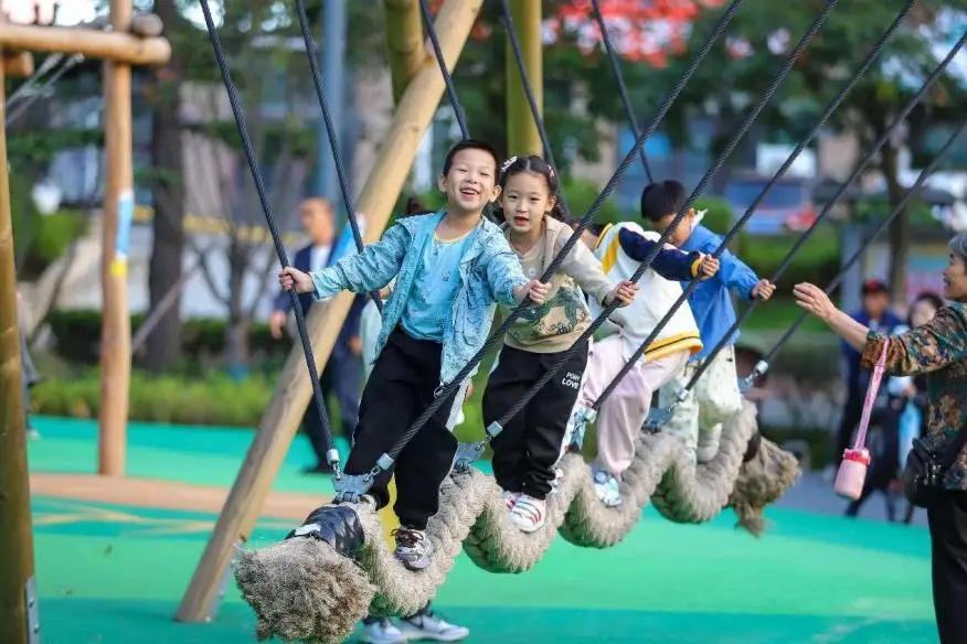 Children play in an ecological park in Qingdao, east China's Shandong province. (Photo by Zhang Ying/People's Daily Online)