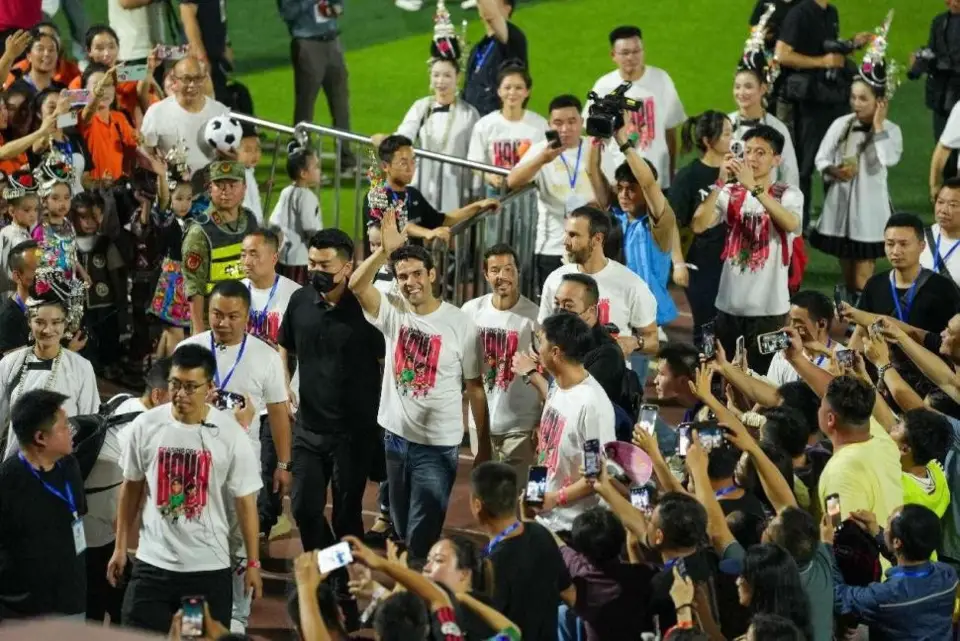 Former Brazilian soccer star Ricardo Kaka waves to soccer fans in a stadium in Rongjiang county, southwest China's Guizhou province, May 27, 2024. (Photo by Yang Wenshu/People's Daily Online)