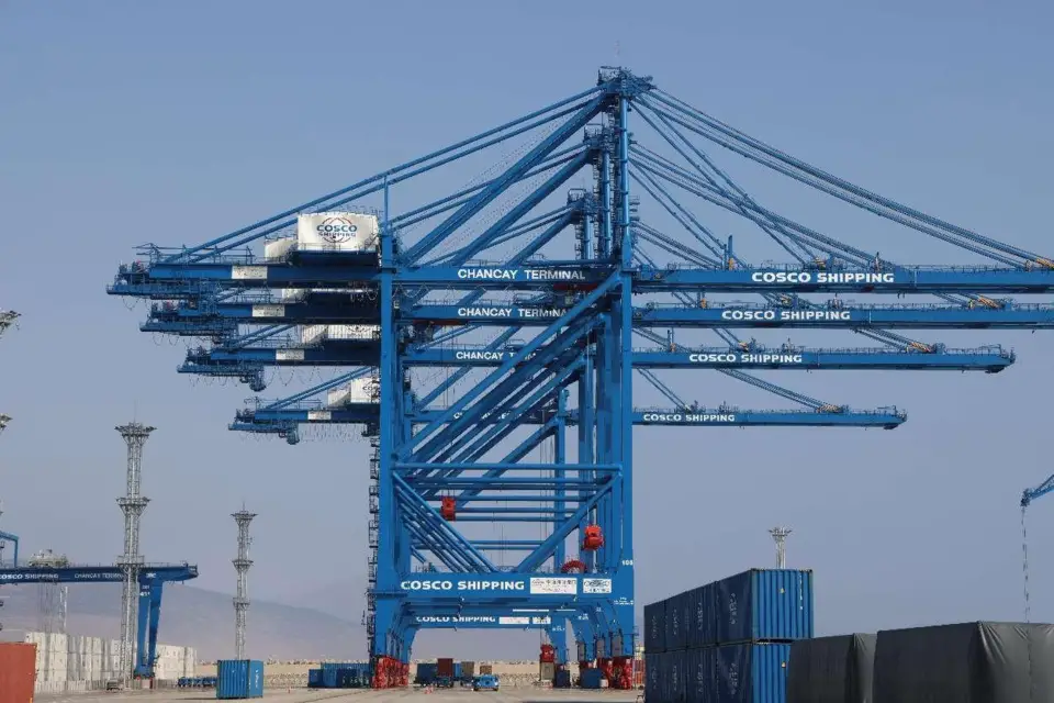 Quay cranes work at the Chancay Port in Peru. (Photo by Yan Huan/People's Daily)