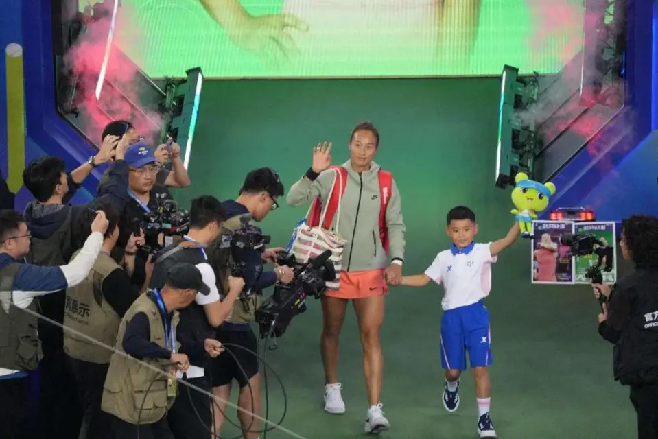 Chinese professional tennis player Zheng Qinwen enters the court of the quarterfinal of the WTA Wuhan Open tennis tournament, Oct. 11, 2024. (Photo by Zhou Guoqiang/People's Daily Online)