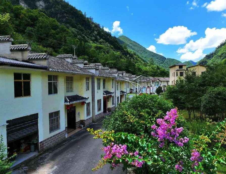 Photo shows distinctive B&B hotels in Yehuaping village, Badong county, Enshi Tujia and Miao autonomous prefecture, central China's Hubei province. (Photo by Jiao Guobin/People's Daily Online)