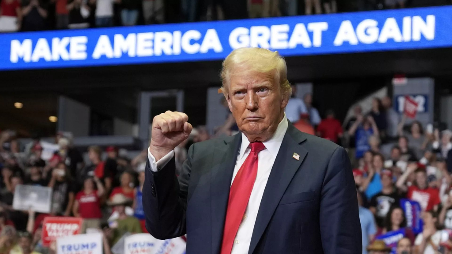 Trump après sa victoire. Photo : Evan Vucci/L'AP