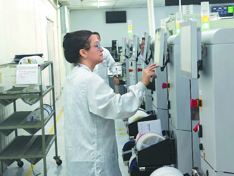 A local employee of Chinese company TCL checks the operation of equipment in a workshop of a television manufacturing base owned by the company in Manaus in Brazil's Amazonas state. (Photo by Xu Hailin, People's Daily)