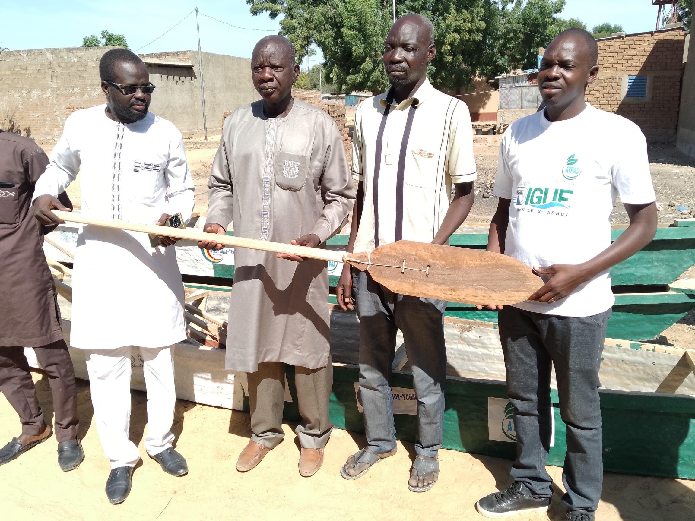 Tchad : Quatre ONG fournissent des pirogues à des quartiers inondés de N'Djamena