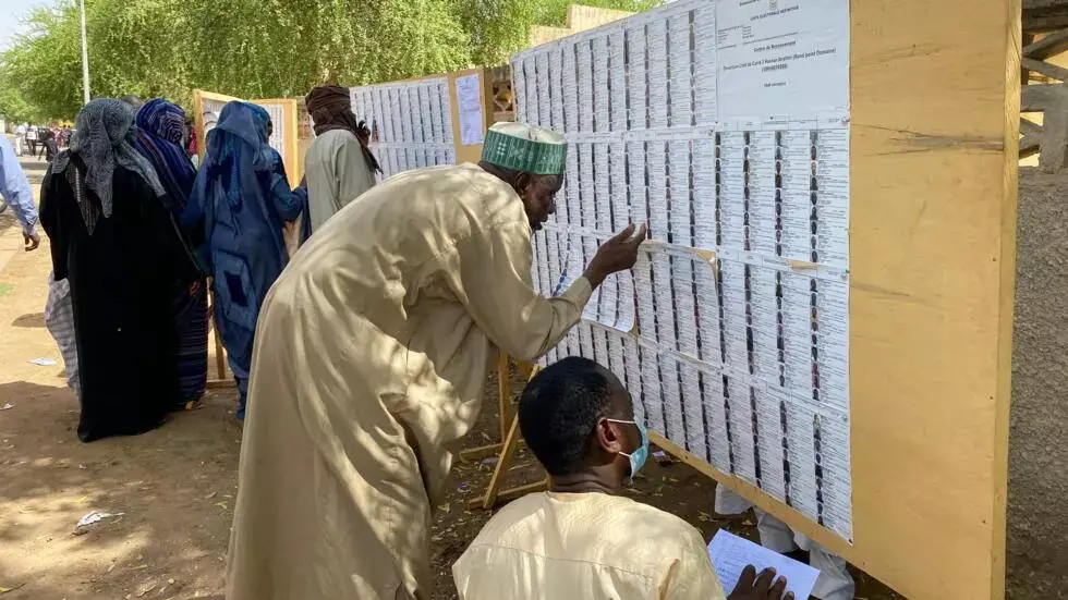 Des électeurs tchadiens cherchant leurs noms dans les registres d'un centre de vote pour la présidentielle à Ndjamena, le 11 avril 2021. REUTERS - STRINGER