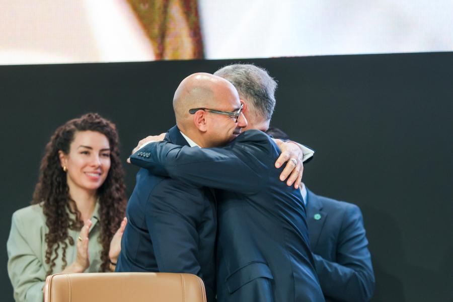 Le secrétaire exécutif de la CCNUCC, Simon Stiell, et le président de la COP 29, Mukhtar Babayev. Photo : enb.iisd.org