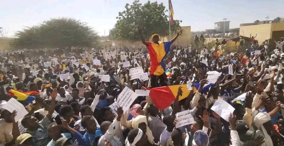 Manifestation pacifique à Abéché pour approuver la fin de l’accord de défense franco-tchadien