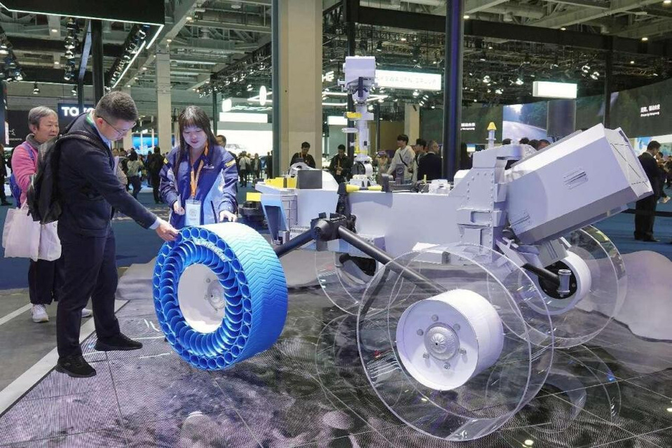 Photo shows a lunar rover tire during the seventh China International Import Expo (CIIE) in east China's Shanghai, November 6, 2024. (Photo by Tang Ke/People's Daily Online)