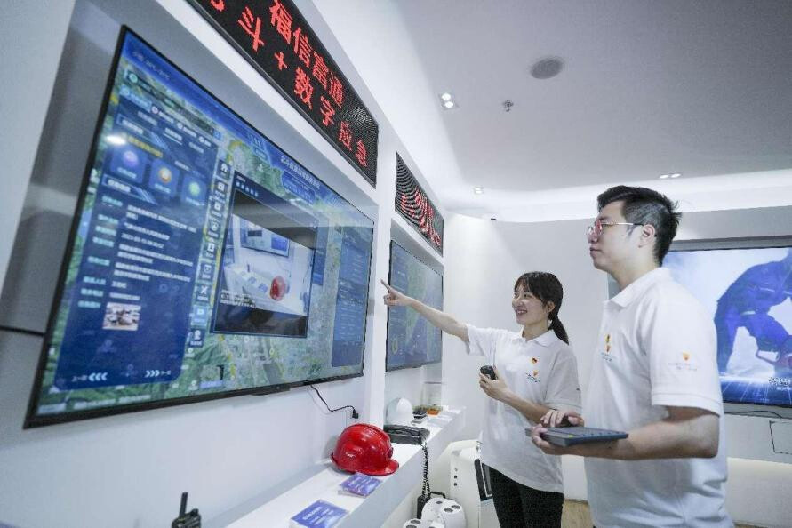 Engineers operate a BDS-enabled digital emergency response system in a tech firm in Fuzhou, southeast China's Fujian province. (Photo by Xie Guiming/People's Daily Online)