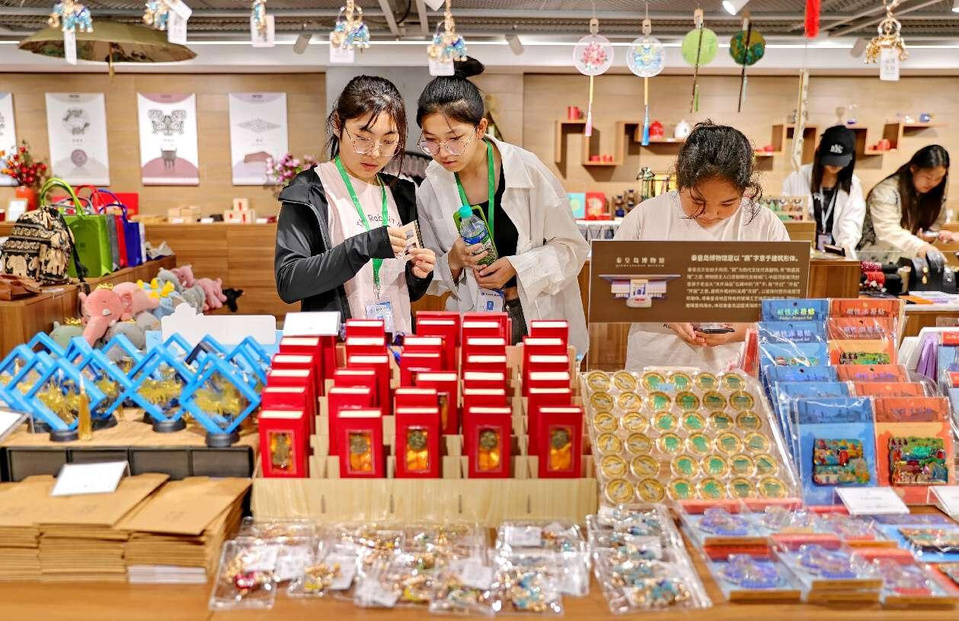 Tourists shop cultural and creative products at the Qinhuangdao Museum in north China's Hebei province. (Photo by Cao Jianxiong/People's Daily Online)