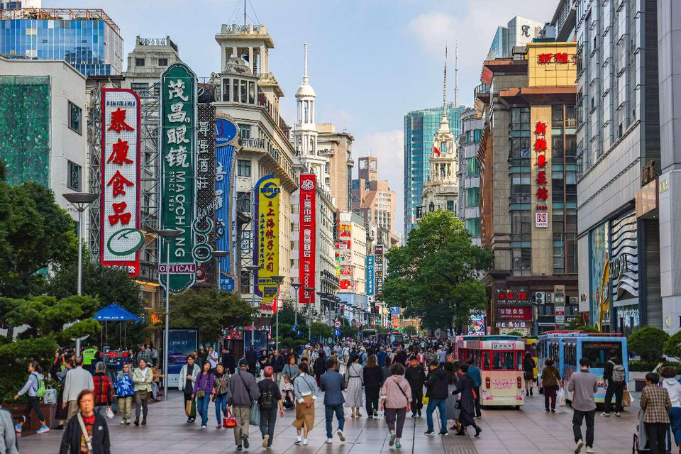 People walk on the Nanjing Road pedestrian street in east China's Shanghai. (Photo by Wang Chu/People's Daily Online)