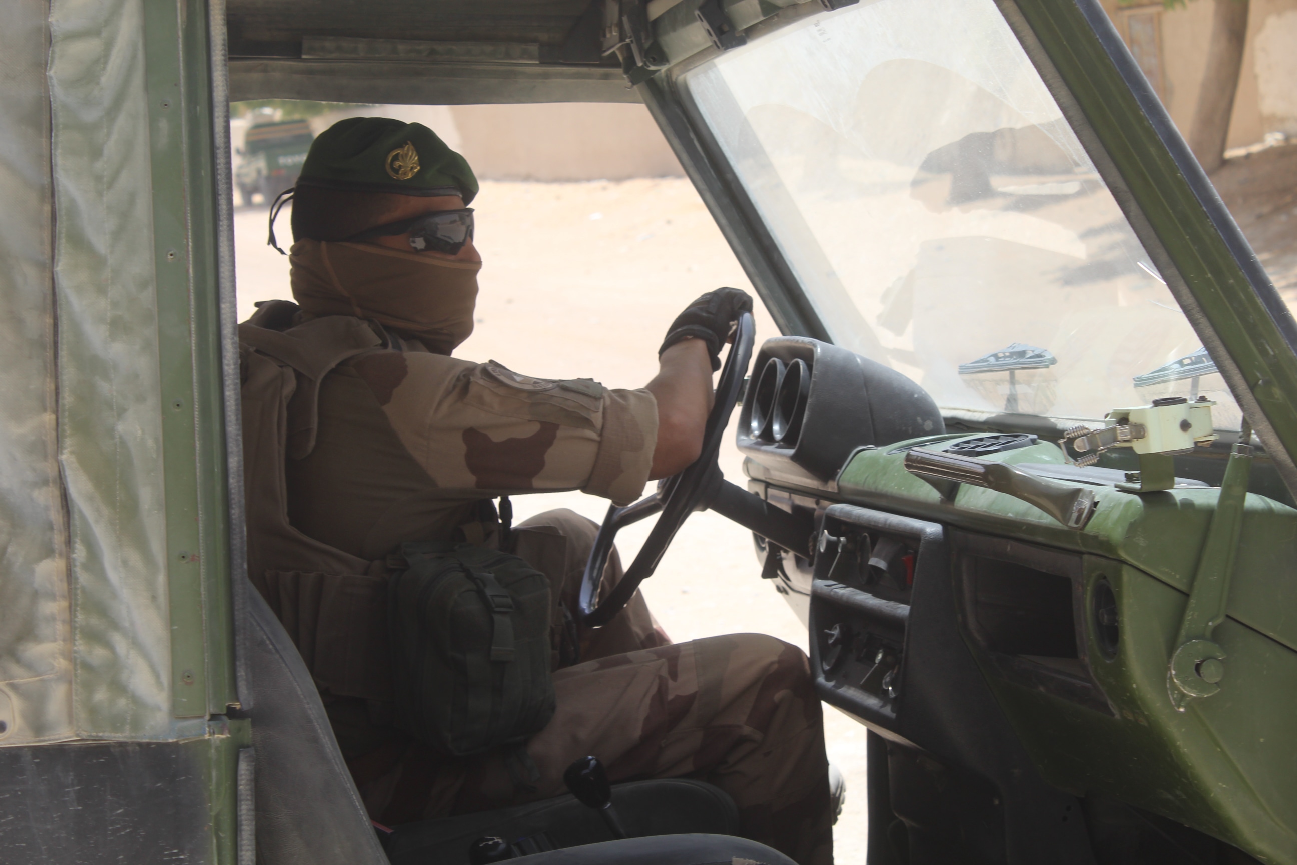 Un militaire français dans un véhicule militaire à Faya Largeau. Archives. © D.H./Alwihda Info