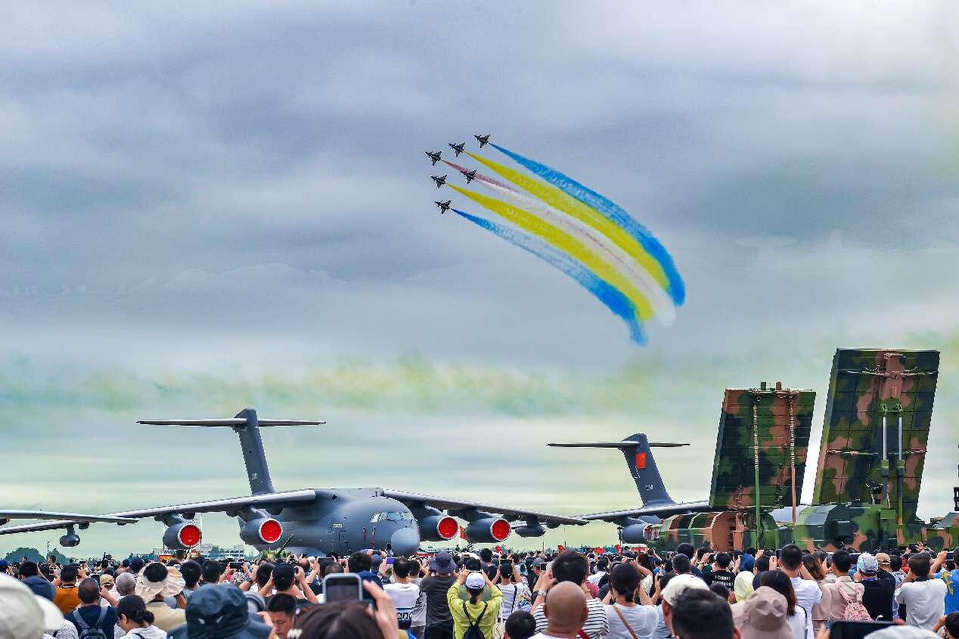 Visitors watch aerobatic performance at the 15th China International Aviation and Aerospace Exhibition on Nov. 15, 2024, the first public day of the event. (Photo by Deng Guohui/People's Daily Online)