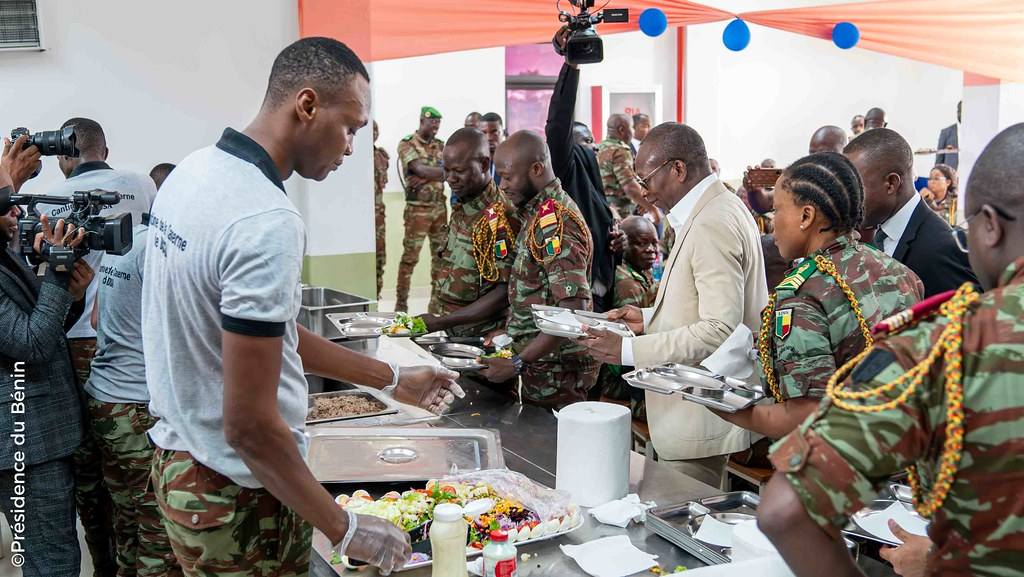 Bénin : le président Talon partage un repas avec les militaires