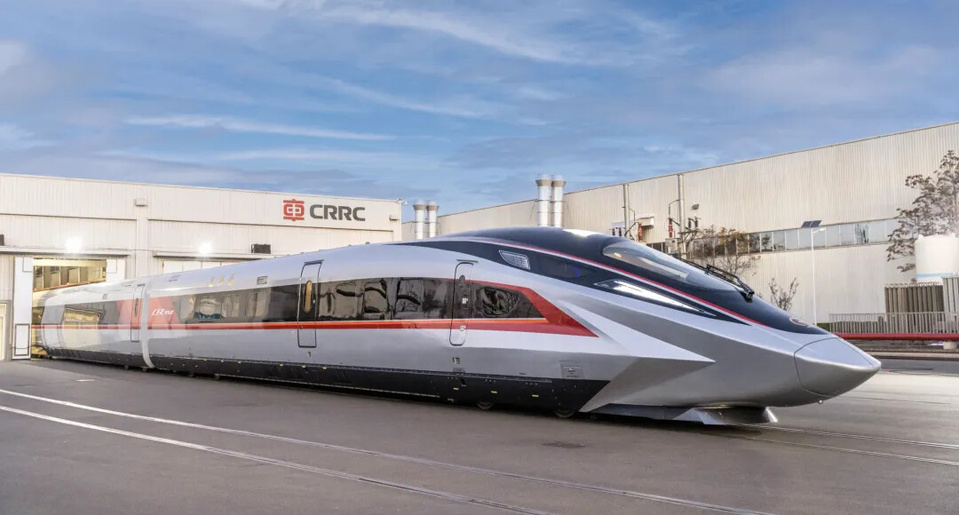 Photo shows a prototype of the CR450 bullet train. (Photos from the WeChat official account of CRRC Corporation Limited)