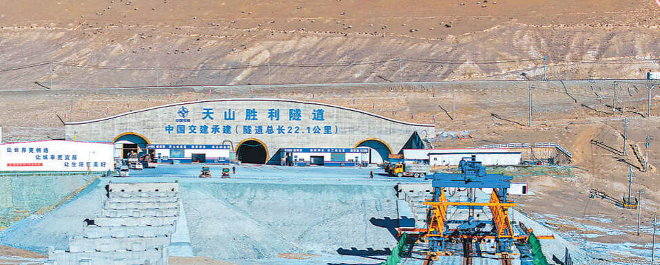 Photo shows the southern exit of the Tianshan Shengli Tunnel, northwest China's Xinjiang Uygur autonomous region. (Photo by Zhang Wujun/People's Daily)