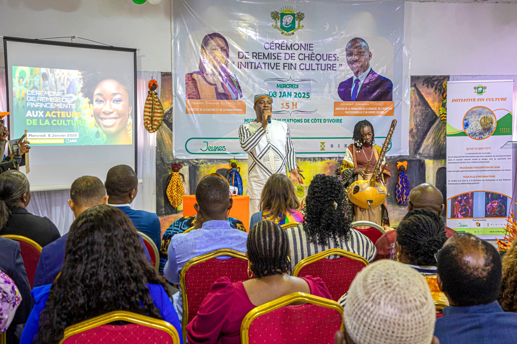 Côte d’Ivoire : le gouvernement remet des chèques aux acteurs culturels ivoiriens