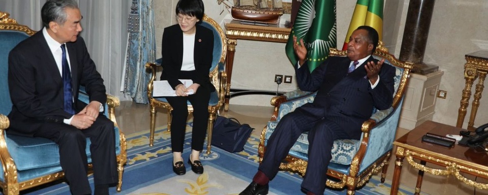 Denis Sassou N'Guesso s'entretenant avec le diplomate chinois