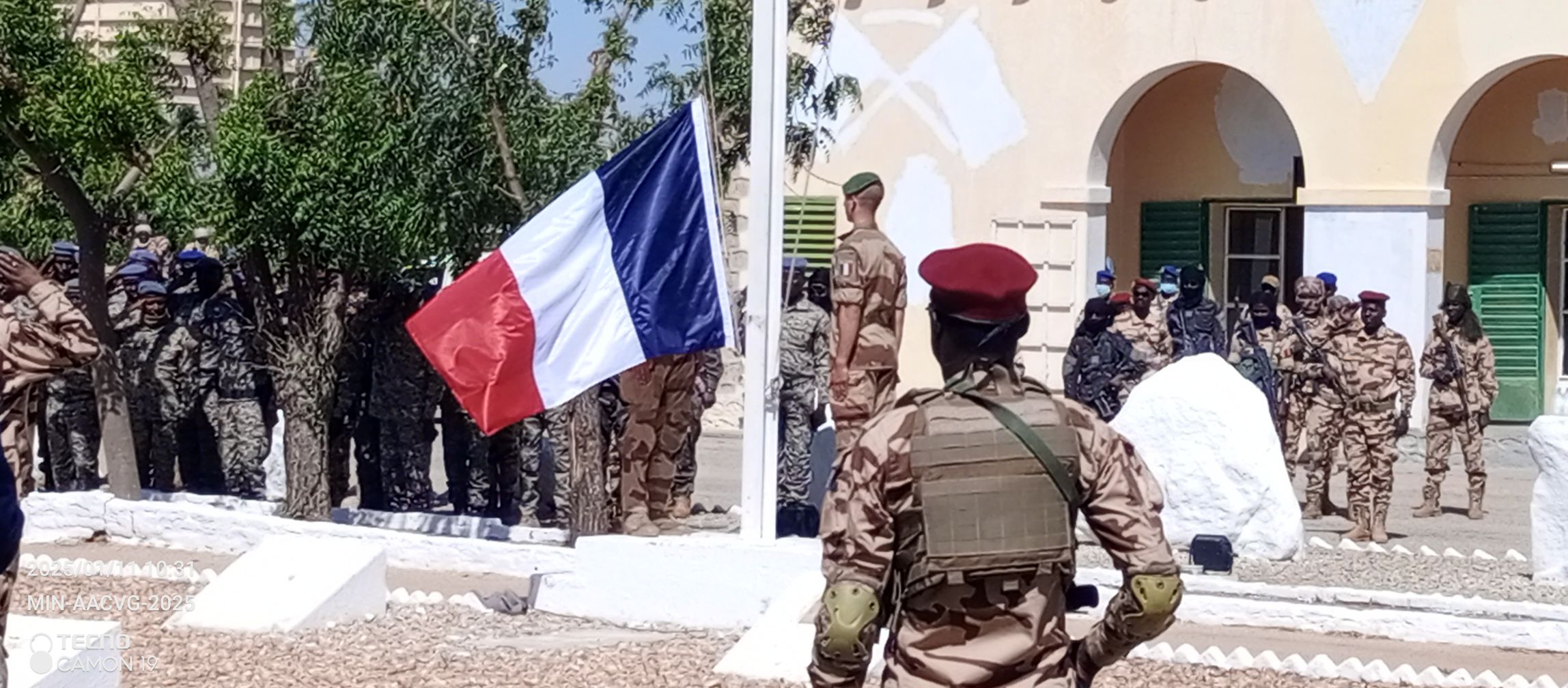 Tchad : Le drapeau français officiellement abaissé à la base militaire française d'Abeché liassant place au drapeau du Tchad