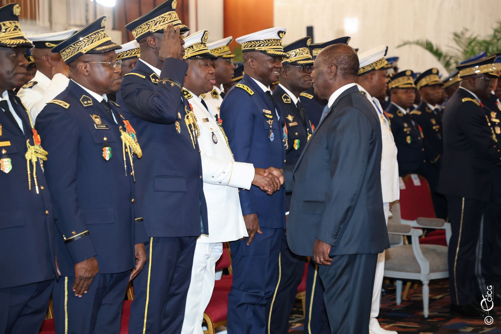 Côte d’Ivoire : le président exhorte l’armée à s’inscrire dans la prévention des tensions sociales