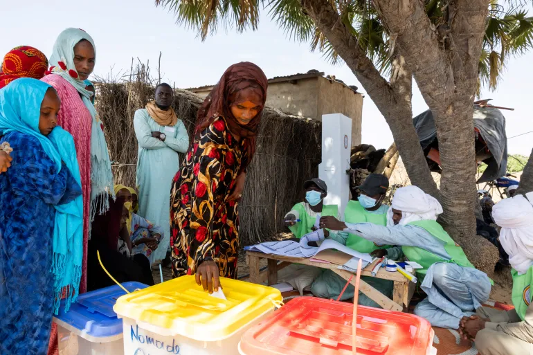 Des membres des tribus nomades tchadiennes de la région d'Ati dans un bureau de vote à Mandelia. Photo : Joris Bolomey/AFP