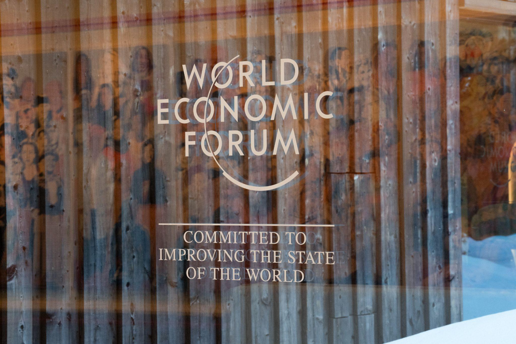 Logo et mission du WEF sur un mur du site de Davos. Photo : Forum économique mondial