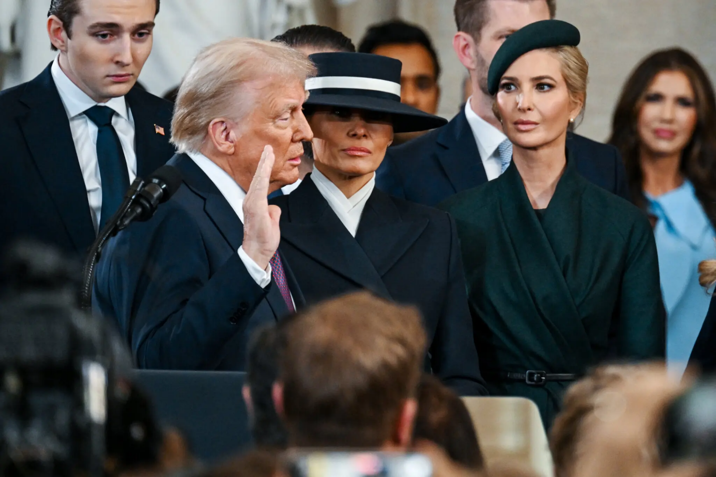 Melania Trump, portant un chapeau Eric Javits et un manteau Adam Lippes, debout à côté d'Ivanka Trump, en Dior, alors que le président Trump prête serment. Photo : Kenny Holston/New York Times