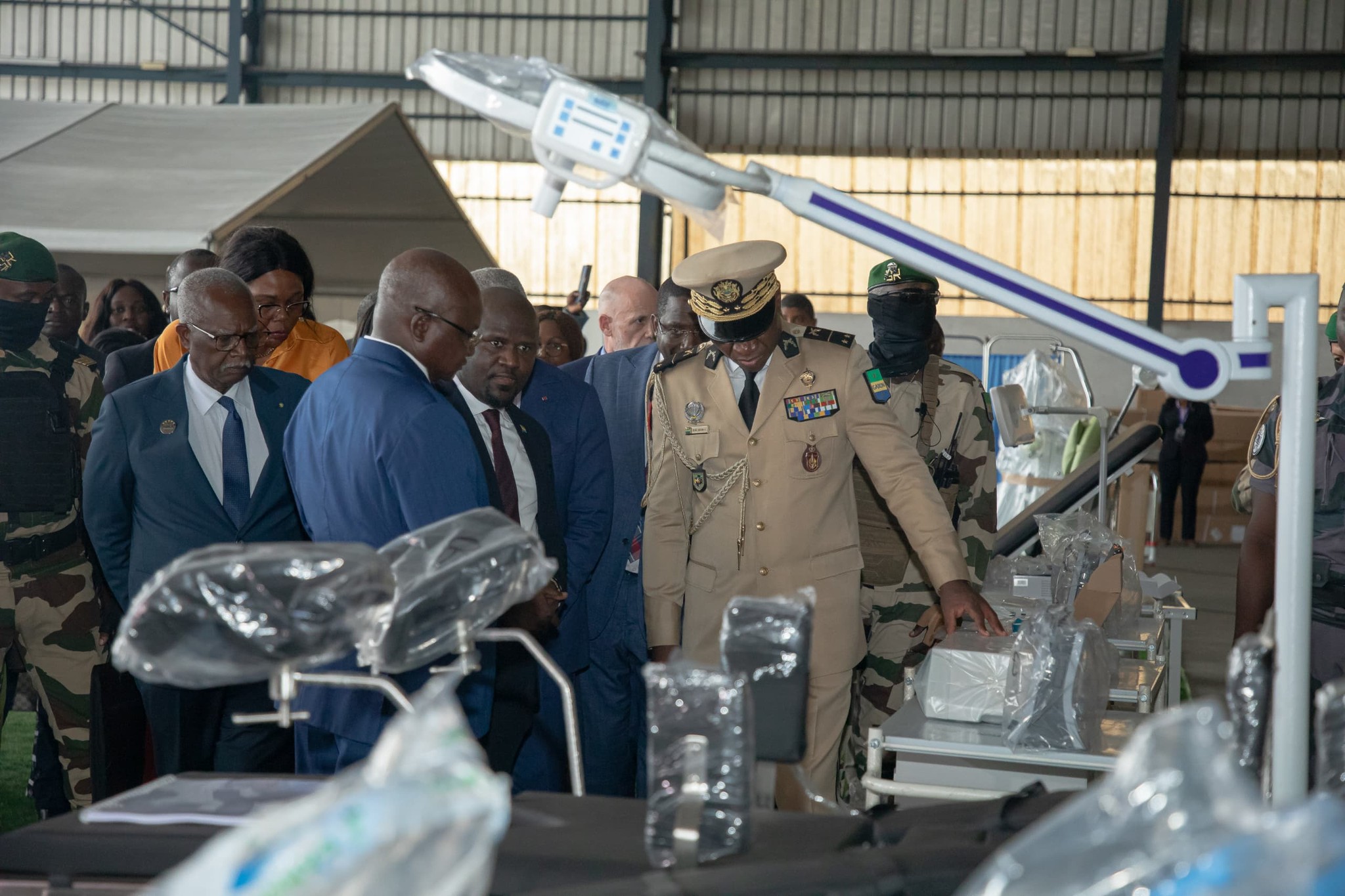 Gabon : le président de la Transition remet des équipements biomédicaux aux structures sanitaires