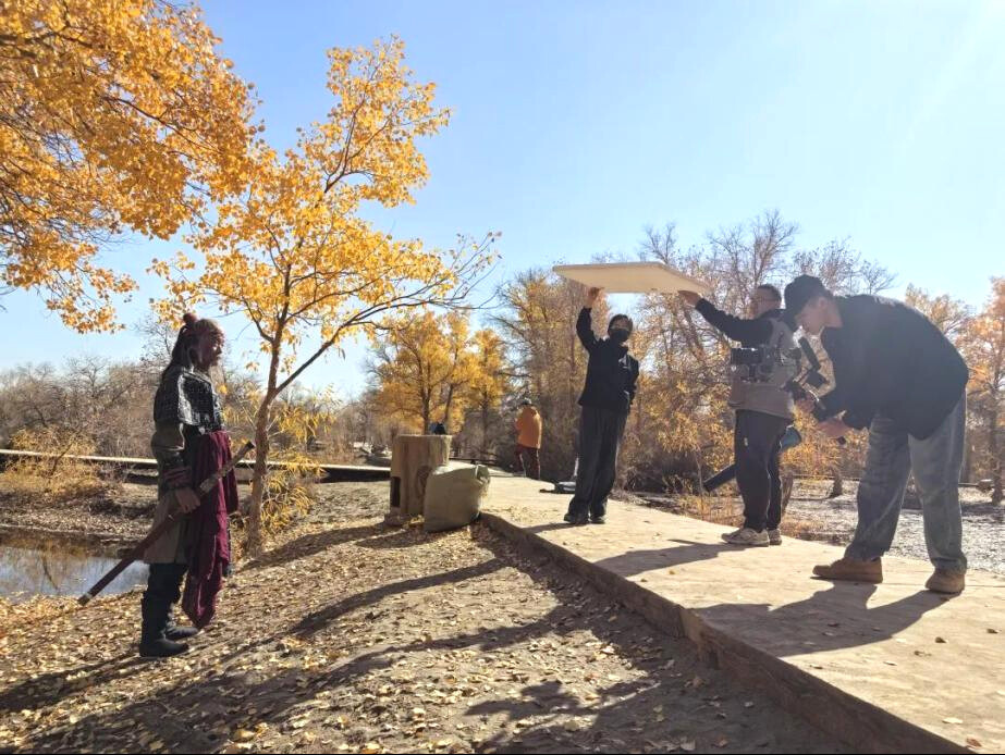 Zhang Yifang (left) films a short video with his team in Jiuquan, northwest China's Gansu province. (Photo from the publicity department of Jiuquan)