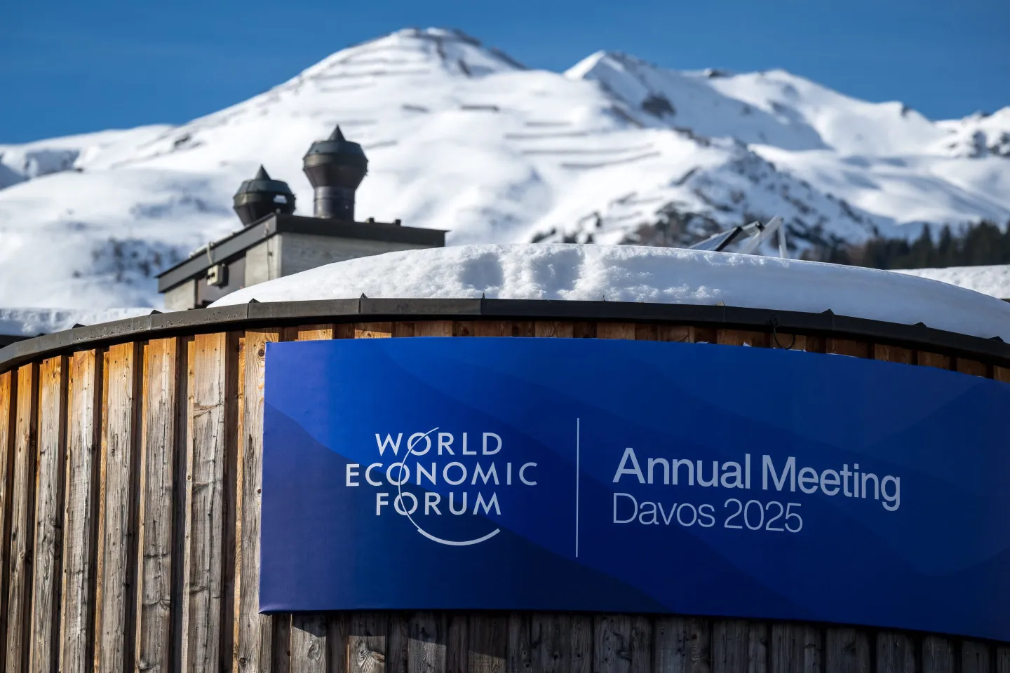 Un panneau indiquant le Forum économique mondial (WEF) est visible au Centre des congrès lors de la réunion annuelle du WEF dans la station alpine de Davos. Photo : FABRICE COFFRINI/AFP via Getty Images